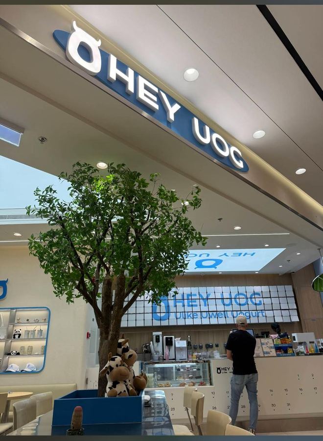 Hey UOC mall retail signage